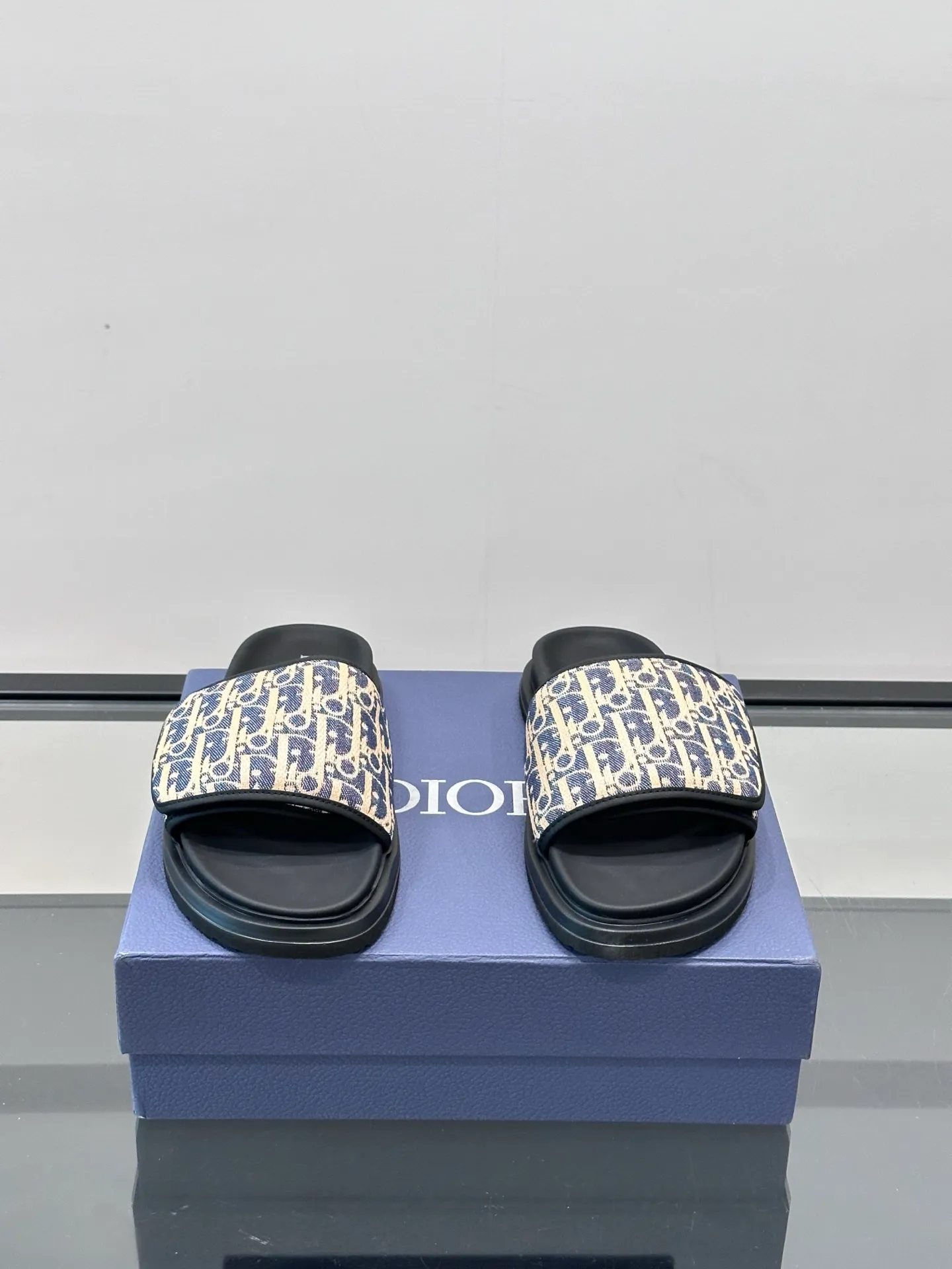 Factory price: 280💰𝐂𝐡𝐫𝐢𝐬𝐭𝐢𝐚𝐧 𝐃𝐢𝐨𝐫 Dior's latest popular sandals, classic upgraded Velcro sandals, original replicas, super durable and versatile, very comfortable on the feet, slimming and white, original cowhide leather upper, sheepskin lining Original d hardware buckle Original molded T men's shoes 💰U outsole Size: 38-44 (.45.46 customized)